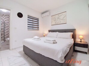 3 habitaciones, escritorio y tabla de planchar con plancha 