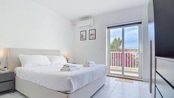 3 camere, una scrivania, ferro/asse da stiro, culla da viaggio