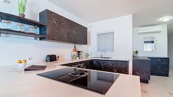 Jääkaappi, mikroaaltouuni, uuni, liesi