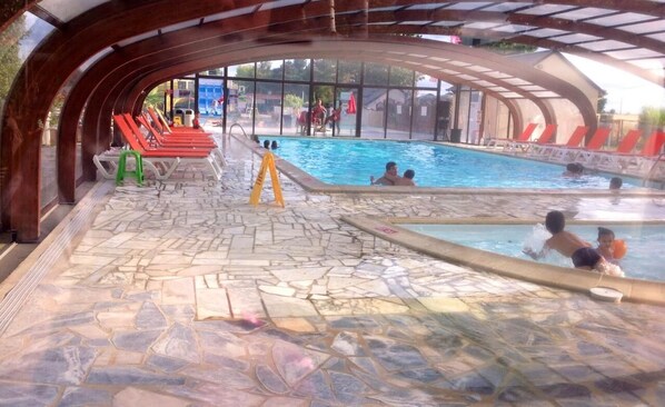 Indoor pool, outdoor pool - Take advantage of the offer - 20% from April 05 to May 31 - Large Mobilhome, 3 bedrooms (ONZAIN)