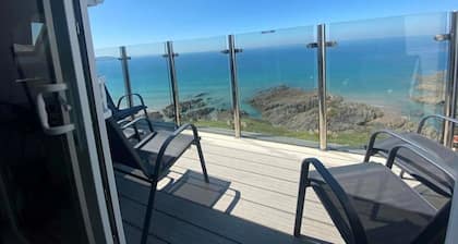 Montagu Steps 3 bedroom apartment with sea views