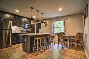 Fridge, microwave, stovetop, dishwasher - Sevierville Cabin w/ Hot Tub & Home Theater! (Sevierville)