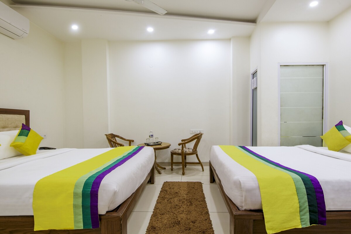 Deluxe Room | Desk, bed sheets