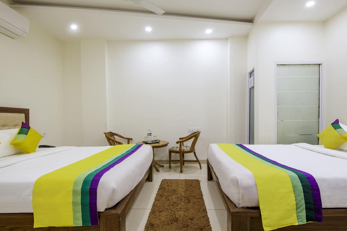 Deluxe Room | Desk, bed sheets