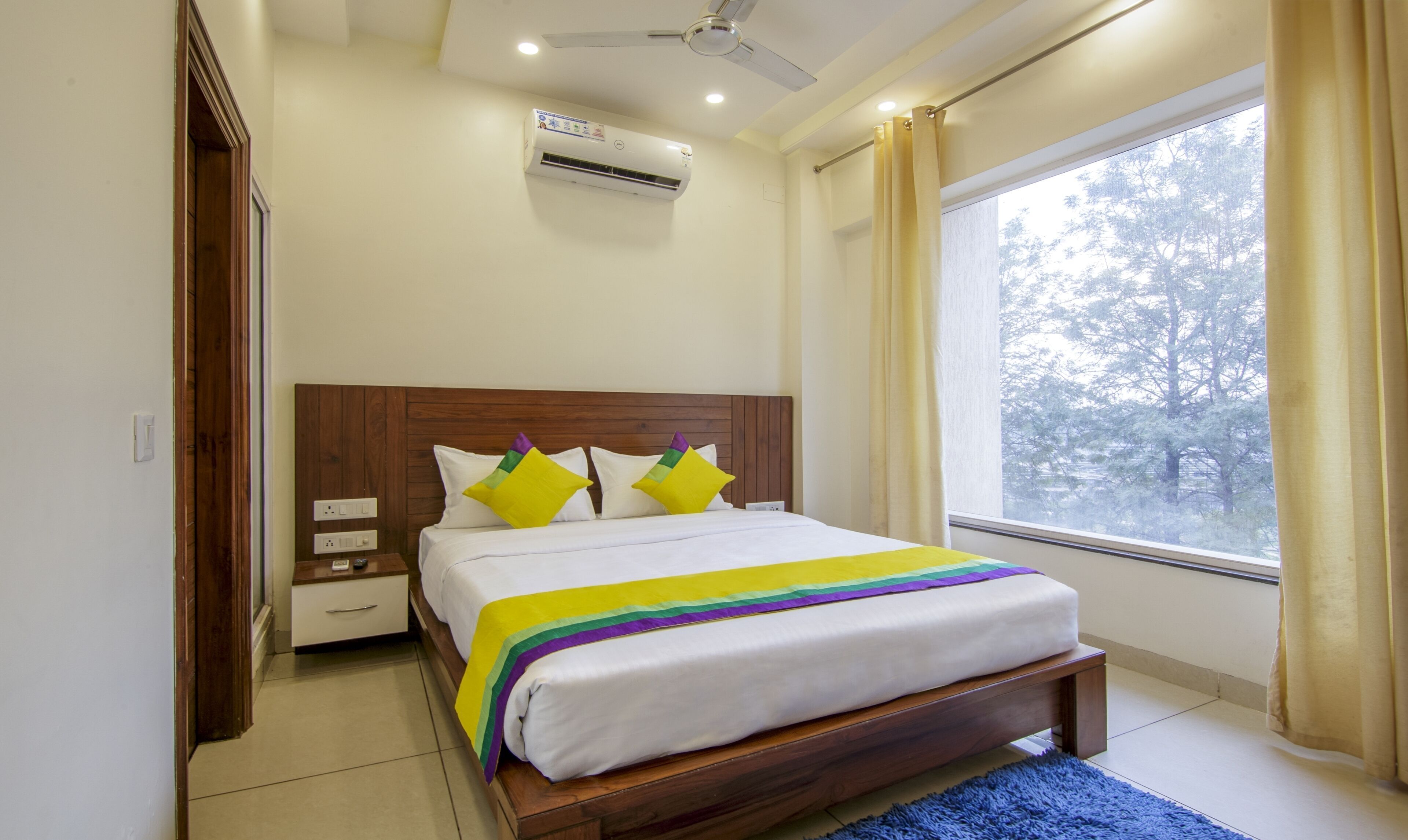 Desk, bed sheets