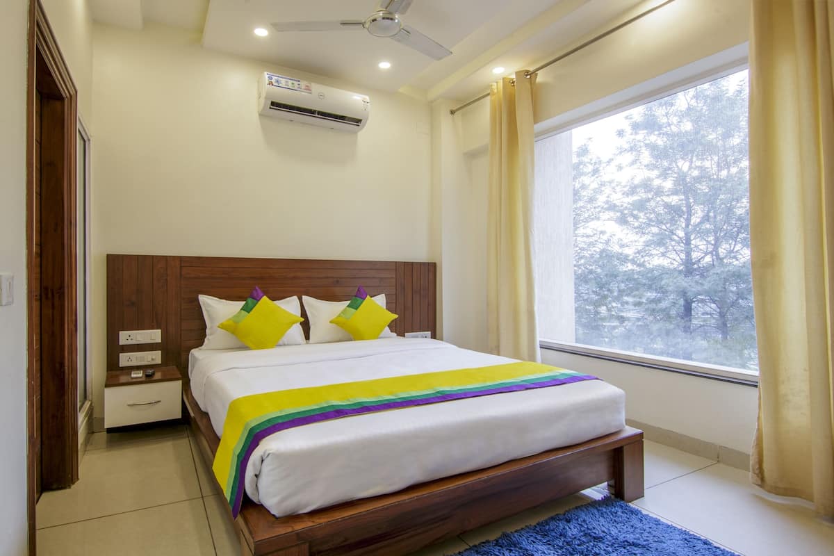 Standard Room | Desk, bed sheets