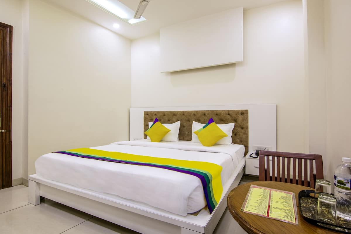 Economy Room | Desk, bed sheets