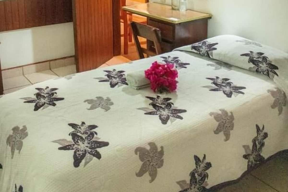 Habitación estándar, varias camas | Ropa de cama