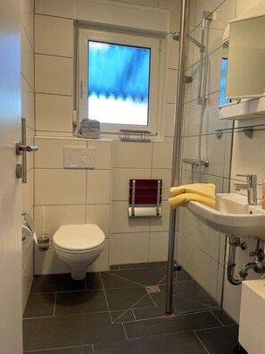 Douche, serviettes fournies, papier toilette