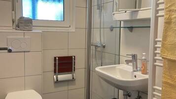 Dusche, Handtücher, Toilettenpapier