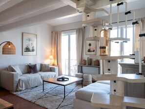 Interior - Bright nest with balcony and view on the port (Grimaud)