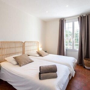 3 chambres, fer et planche à repasser, Wi-Fi, draps fournis