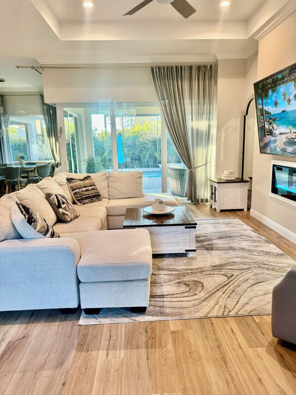 Smart TV, fireplace - The Ultimate Luxury 4 BR/3 BA, Heated Pool, Outdoor Kitchen (Port Charlotte)