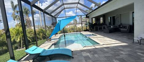 Utendørsbasseng og et oppvarmet basseng