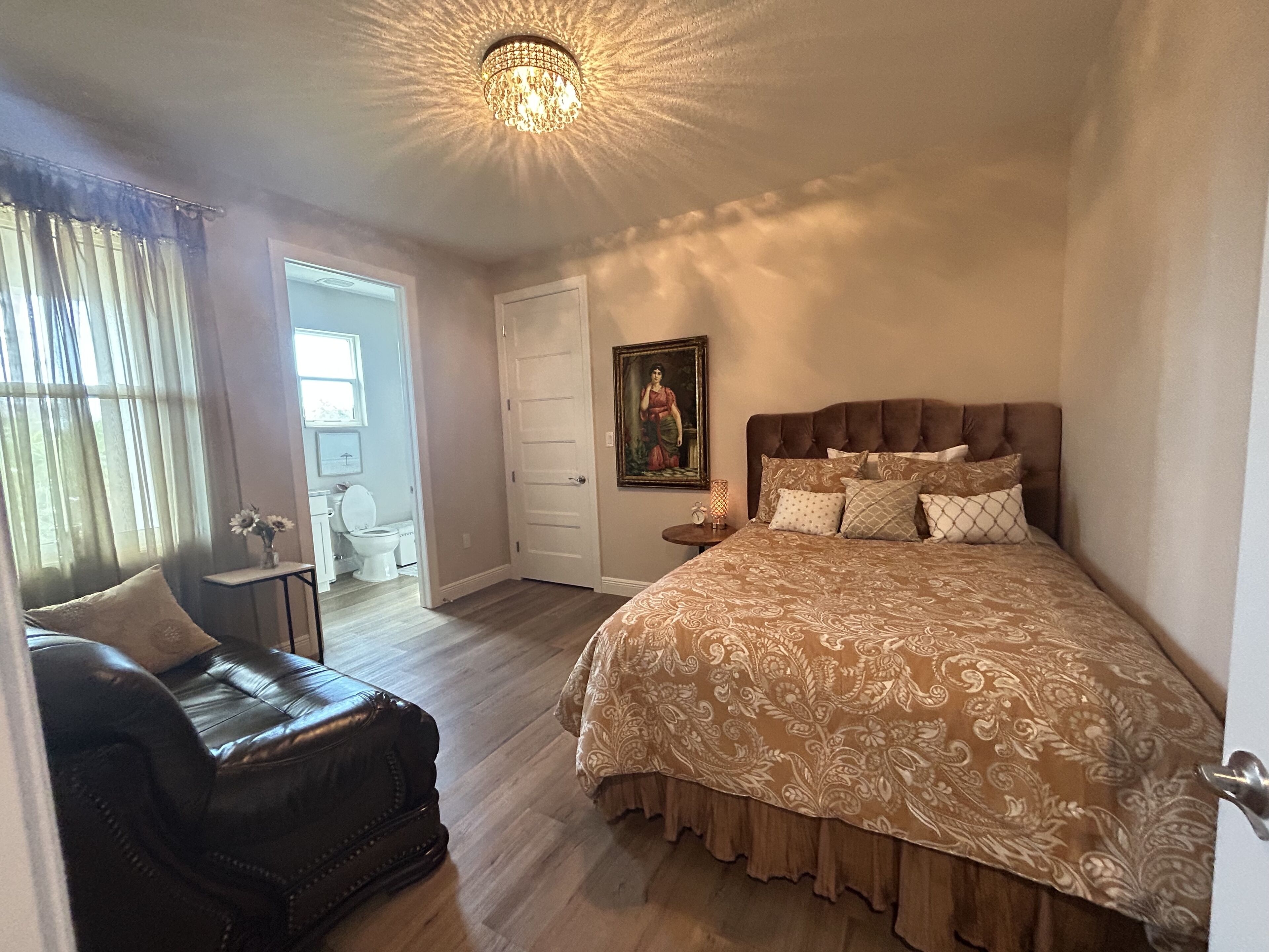 4 多间卧室、办公桌、熨斗/熨衣板、免费 WiFi