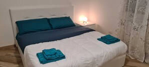 2 Schlafzimmer, Schreibtisch, Bügeleisen/Bügelbrett, Reisekinderbett