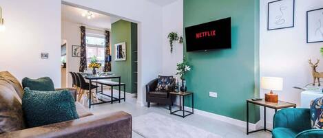 テレビ、Netflix、ストリーミングサービス、書斎 / ワークスペース