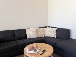 TV - Modern City Townhouse with all the Comforts (Wagga Wagga)