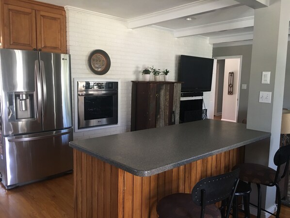 Refrigerador, microondas, horno y parrilla de estufa 