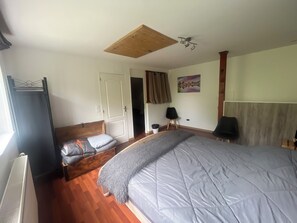 3 bedrooms, desk, iron/ironing board, travel cot