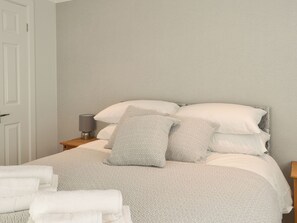 1 bedroom, bed sheets