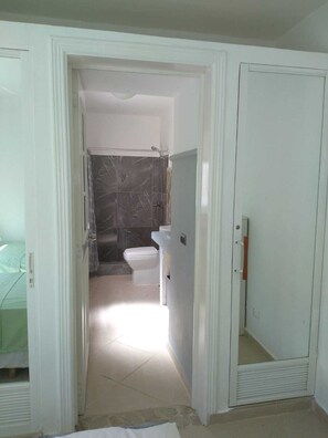 Douche, serviettes fournies, savon, shampoing