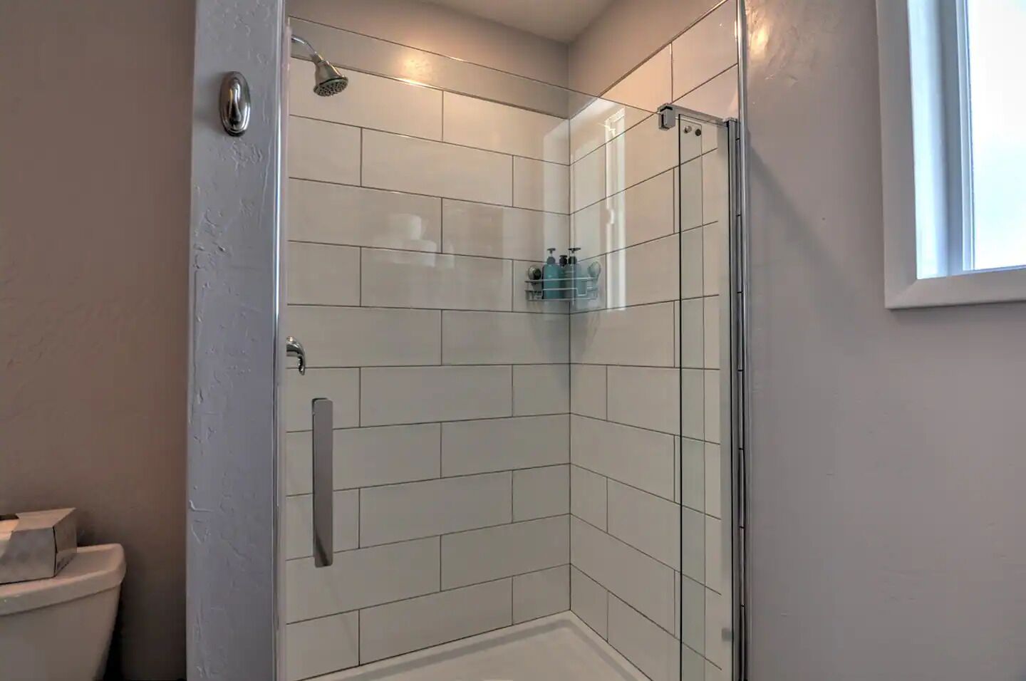 Dusj, hårføner, håndklær og såpe