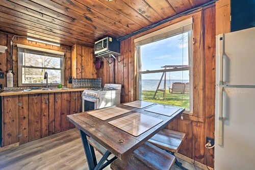 Full Cabin: 7 Steps to the Lake! PET FRIENDLY