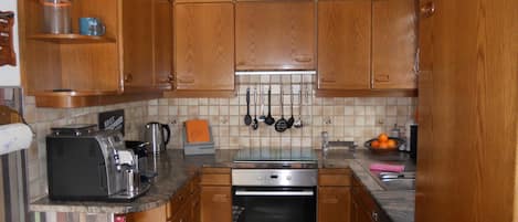 Fridge, microwave, stovetop, dishwasher