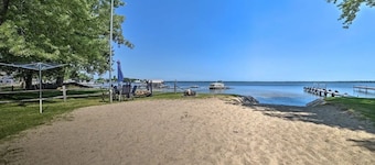Large Cabin: Steps to the Lake! PET FRIENDLY!