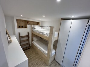 2 soverom, strykejern/-brett og sengetøy