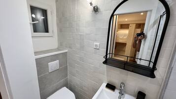 Douche, sèche-cheveux, serviettes fournies, papier toilette