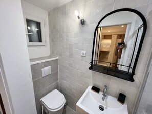 Dusj, hårføner, håndklær og toalettpapir