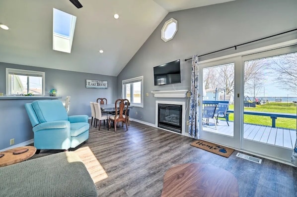 Smart TV, fireplace