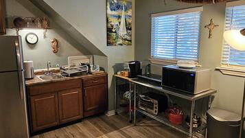 Køleskab, mikrobølgeovn, ovn, kogeplade