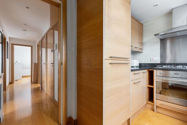 Kühlschrank, Ofen, Herdplatte, Geschirrspüler