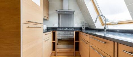 Fridge, oven, stovetop, dishwasher