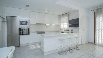 Een koelkast, een magnetron, een oven, een vaatwasser