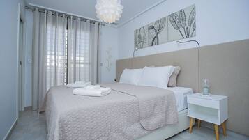 3 slaapkamers, een strijkplank/strijkijzer, gratis wifi, beddengoed