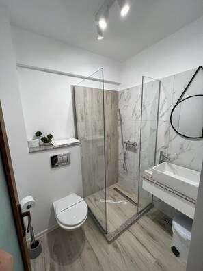 Deluxe Double or Twin Room | Bathroom