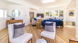 TV, streaming services, offices - Stunning Villa w pool, mountain views and game room (Palm Springs)