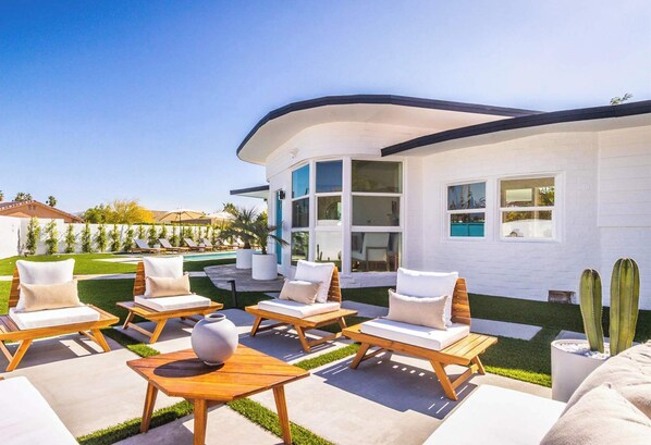 Terrace/patio - Stunning Villa w pool, mountain views and game room (Palm Springs)