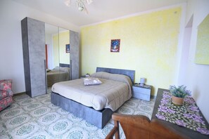 4 bedrooms, travel cot, bed sheets