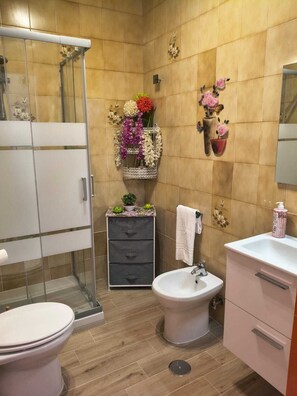 Shower, hair dryer, bidet, towels - House on 3 levels, with wide sea views. (Agerola)