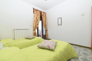 4 bedrooms, travel crib, bed sheets - House on 3 levels, with wide sea views. (Agerola)