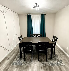 Dining - Spacious World Cup home! Minutes from AT&T Stadium. Groups welcome (Fort Worth)