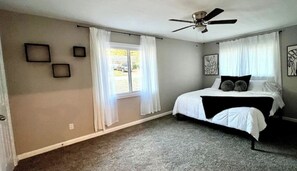 4 bedrooms, in-room safe, soundproofing, iron/ironing board - Spacious/Cozy home in Fort Worth! (Fort Worth)
