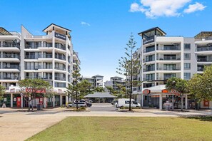 Exterior - Beachside 2-Bed with Pools, Gym, BBQ and Parking (Alexandra Headland)
