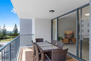 Outdoor dining - Beachside 2-Bed with Pools, Gym, BBQ and Parking (Alexandra Headland)