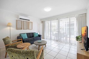 TV - Beachside 2-Bed with Pools, Gym, BBQ and Parking (Alexandra Headland)